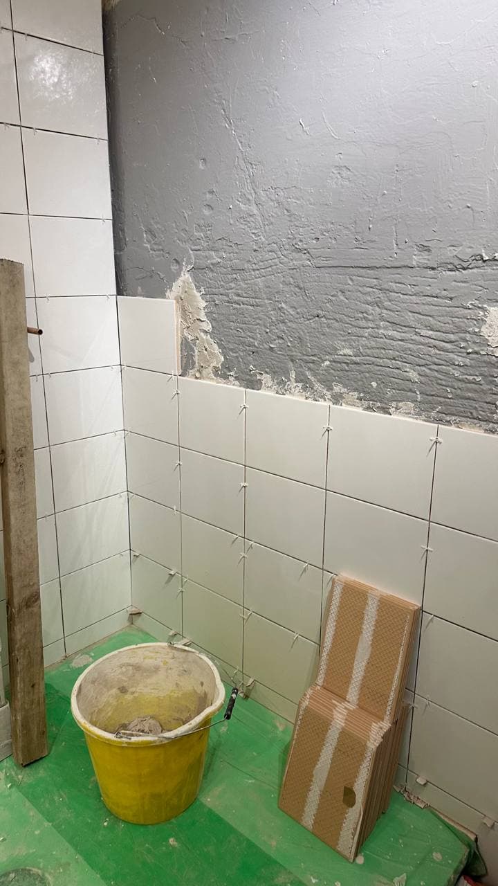 Shower corner tiled with spacers during installation